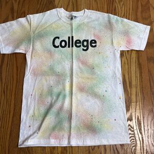 Gildan Ultra Cotton College Spellout Rainbow Spraypaint Mens T-Shirt Sz M